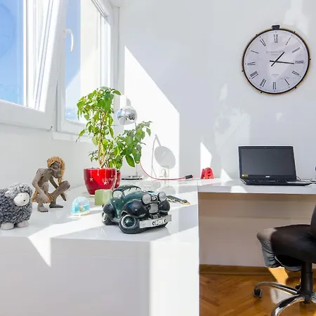 Spacious Neven Near Center, With Two Ac Units