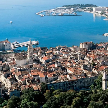 Spacious Neven Near Center, With Two Ac Units 公寓