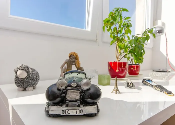 Spacious Neven Near Center, With Two Ac Units * Split