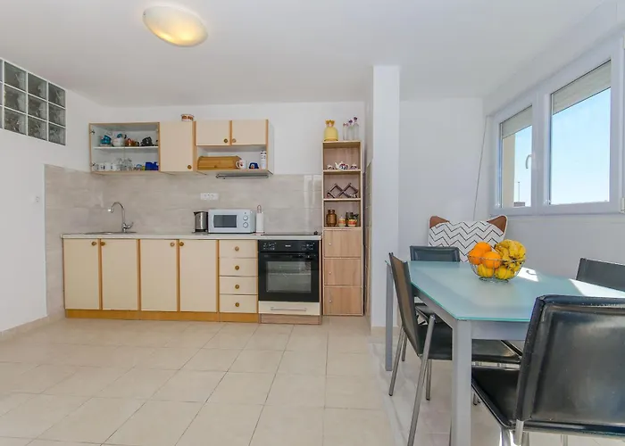 Spacious Neven Near Center, With Two Ac Units