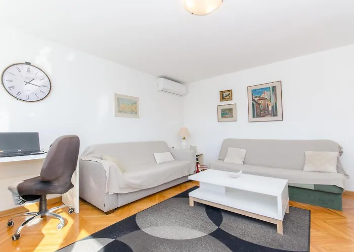 Spacious Neven Near Center, With Two Ac Units Split