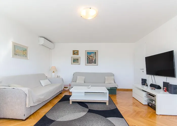 Spacious Neven Near Center, With Two Ac Units * Split