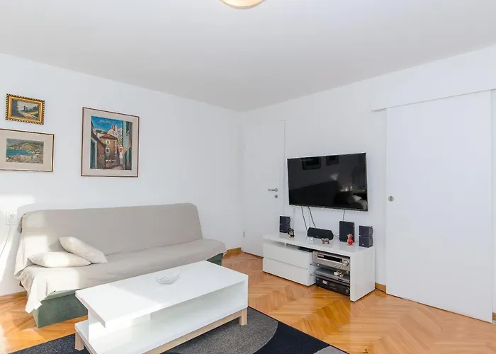 Spacious Neven Near Center, With Two Ac Units Apartamento
