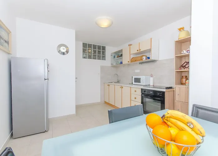 Spacious Neven Near Center, With Two Ac Units Split