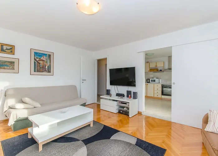 Spacious Neven Near Center, With Two Ac Units *