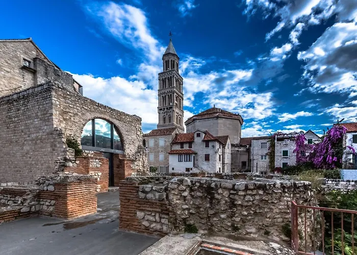 Spacious Neven Near Center, With Two Ac Units * Split