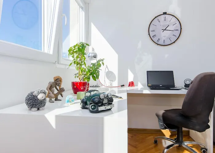 Spacious Neven Near Center, With Two Ac Units