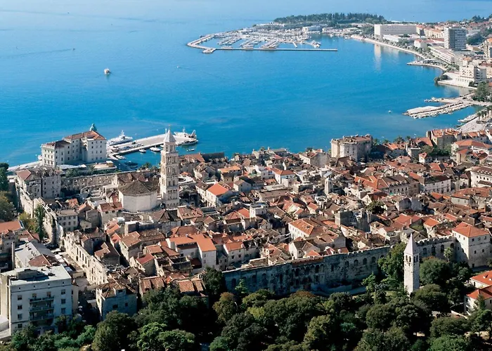 Spacious Neven Near Center, With Two Ac Units Apartamento