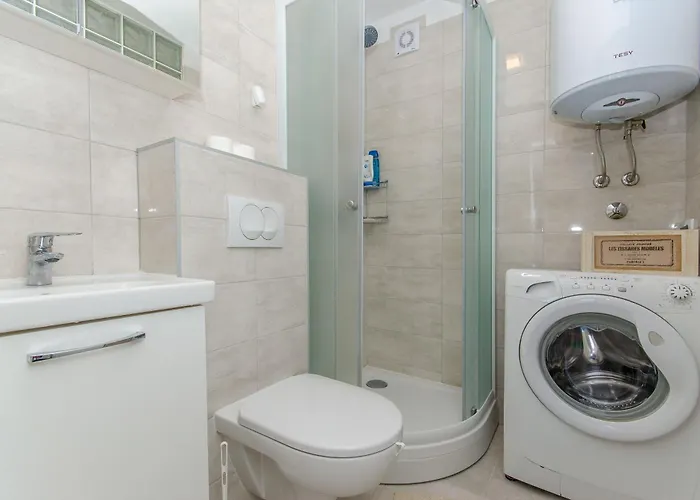 Spacious Neven Near Center, With Two Ac Units Apartamento Split