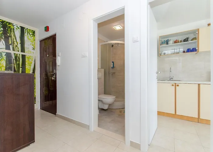 Spacious Neven Near Center, With Two Ac Units *