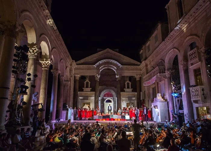 Spacious Neven Near Center, With Two Ac Units Split