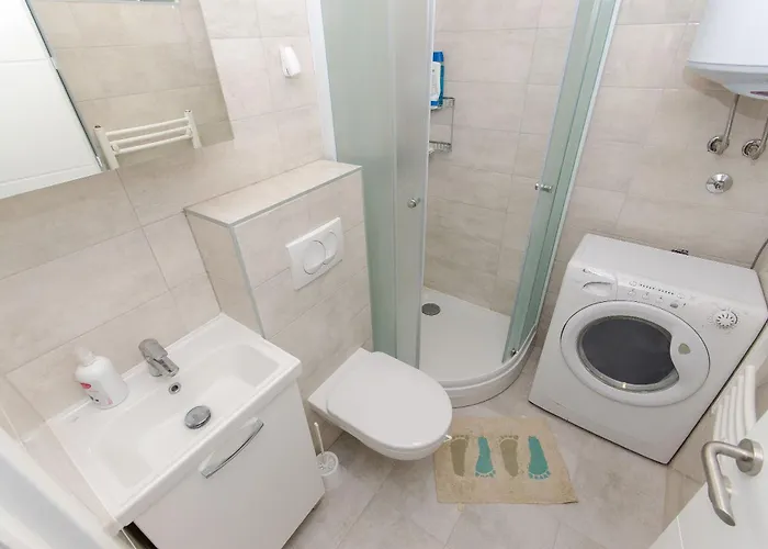 Spacious Neven Near Center, With Two Ac Units