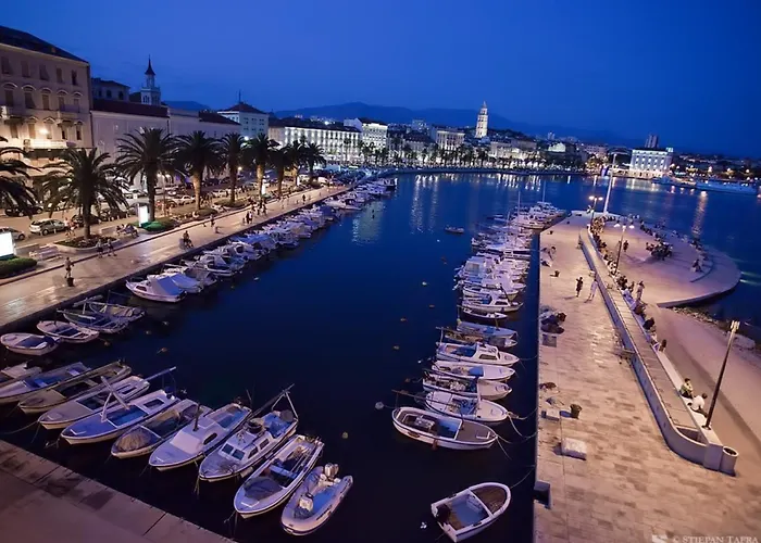 Spacious Neven Near Center, With Two Ac Units Apartamento