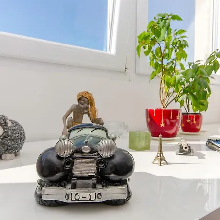 Spacious Neven Near Center, With Two Ac Units * Split