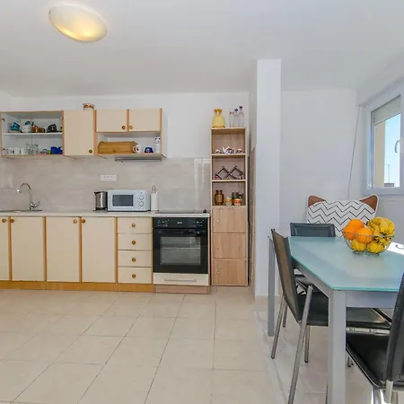 Spacious Neven Near Center, With Two Ac Units