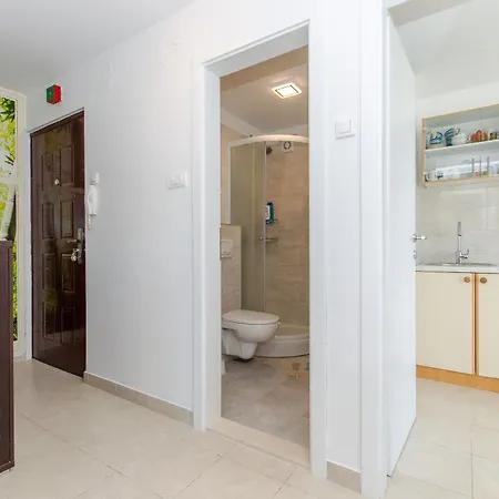 Spacious Neven Near Center, With Two Ac Units *