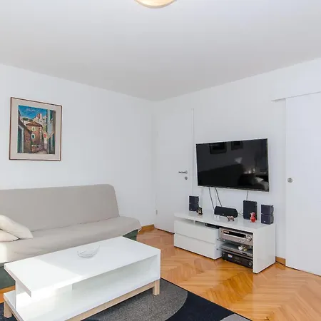 Spacious Neven Near Center, With Two Ac Units Appartamento
