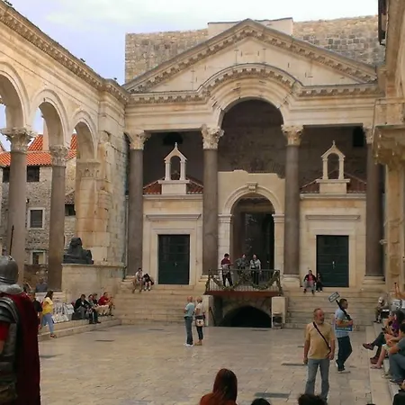 Spacious Neven Near Center, With Two Ac Units דירה *