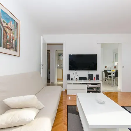 Apartment Spacious Neven Near Center, With Two Ac Units