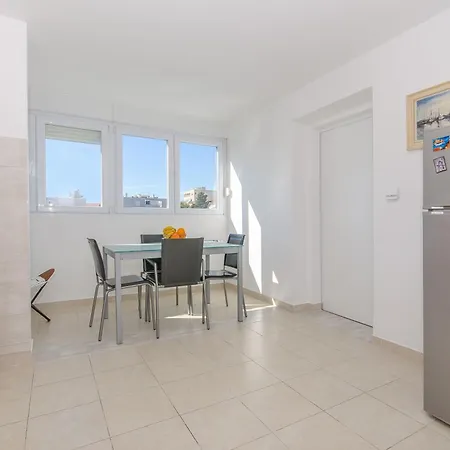 Spacious Neven Near Center, With Two Ac Units דירה *