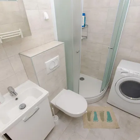 Spacious Neven Near Center, With Two Ac Units